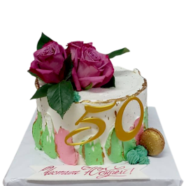 Anniversary cake with natural roses and a gold number 50 – F1793