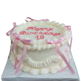 Бяла рожденна торта с розови панделки и надпис „Happy Birthday 19“ – Ф1829