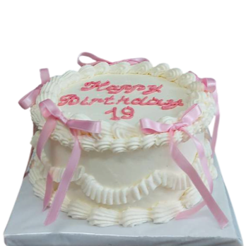 Бяла рожденна торта с розови панделки и надпис „Happy Birthday 19“ – Ф1829