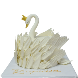 Бутикова бяла торта с 3D фонданов лебед и ръчно оформени пера, модел Ф990 от Сладкарница Роза 🎂