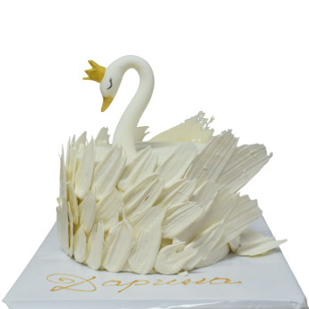 Бутикова бяла торта с 3D фонданов лебед и ръчно оформени пера, модел Ф990 от Сладкарница Роза 🎂